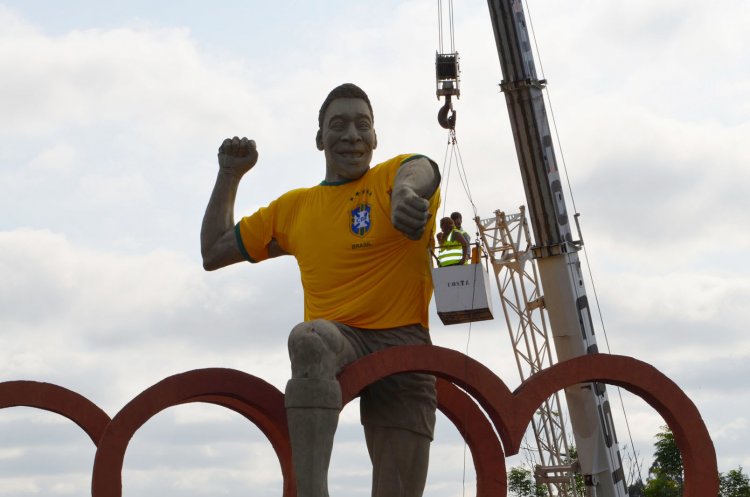 Hora da verdade: a maior estátua de Pelé tem 12 metros de altura, e não fica em Araruama